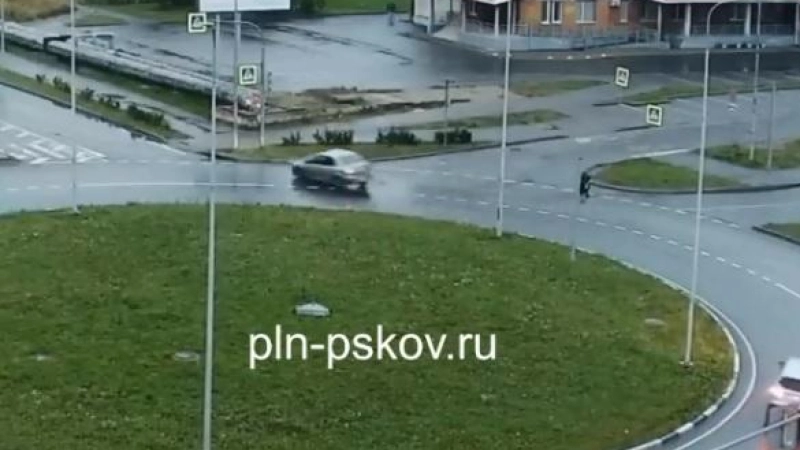 «Рено» врезался в опору освещения на круговом перекрестке в Пскове. ВИДЕО