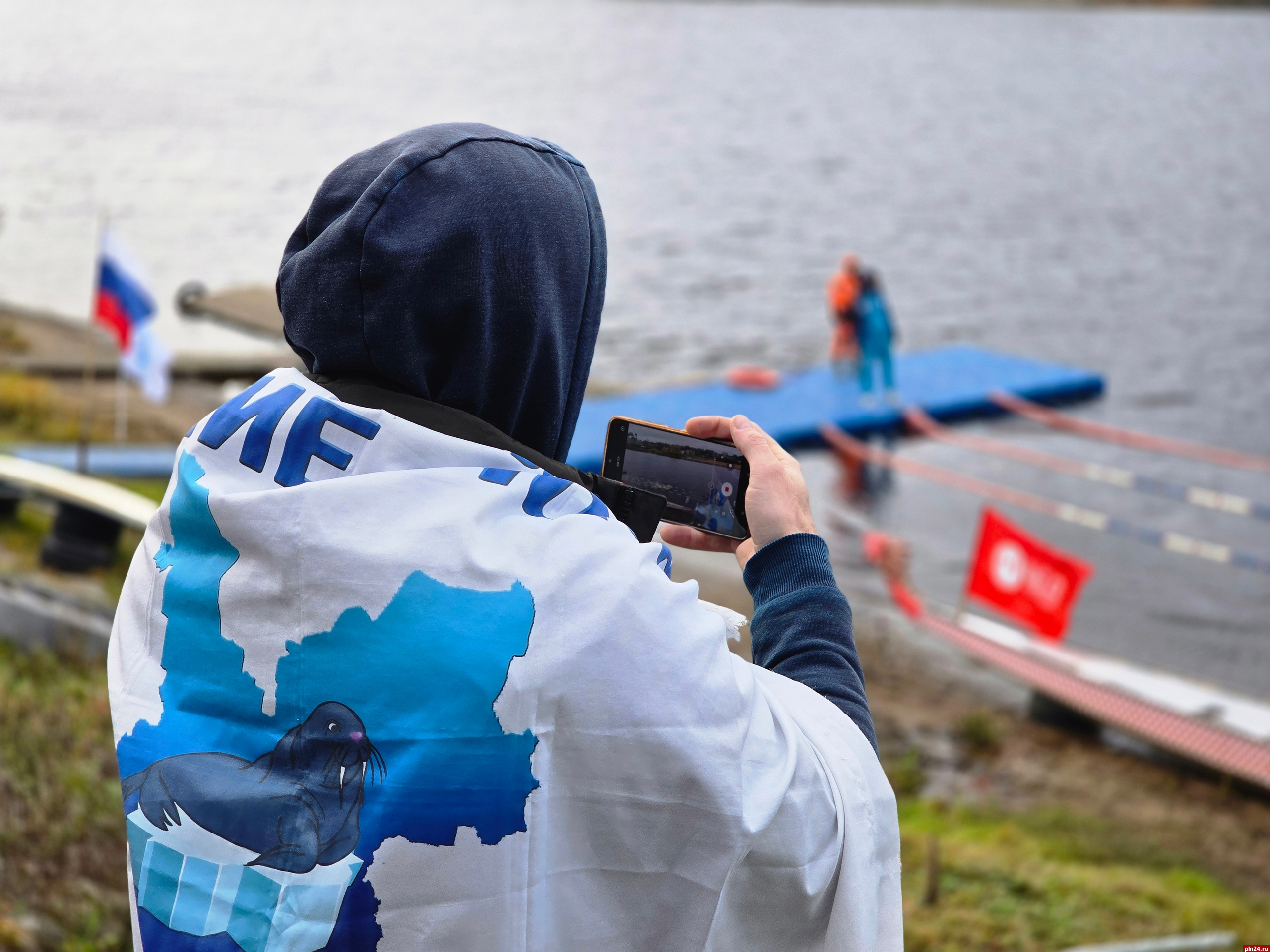 ​Чемпионат и Кубок Псковской области по зимнему плаванию «Морозный вызов» состоялись на набережной реки Великой 2 ноября.   Соревнования объединили десятки спортсменов и любителей из Пскова и других городов. Все началось с торжественного построения и разминки, после чего зимние пловцы соревновались в вольном стиле на 25 и 50 метров, брассе на 50 метров, а завершилось мероприятие комбинированным стартом «Моржеран», который включает бег на дистанцию один километр и заплыв на 25 метров.   Подробнее о «Морозном вызове» в Пскове — в фоторепортаже Константина Красильникова. 