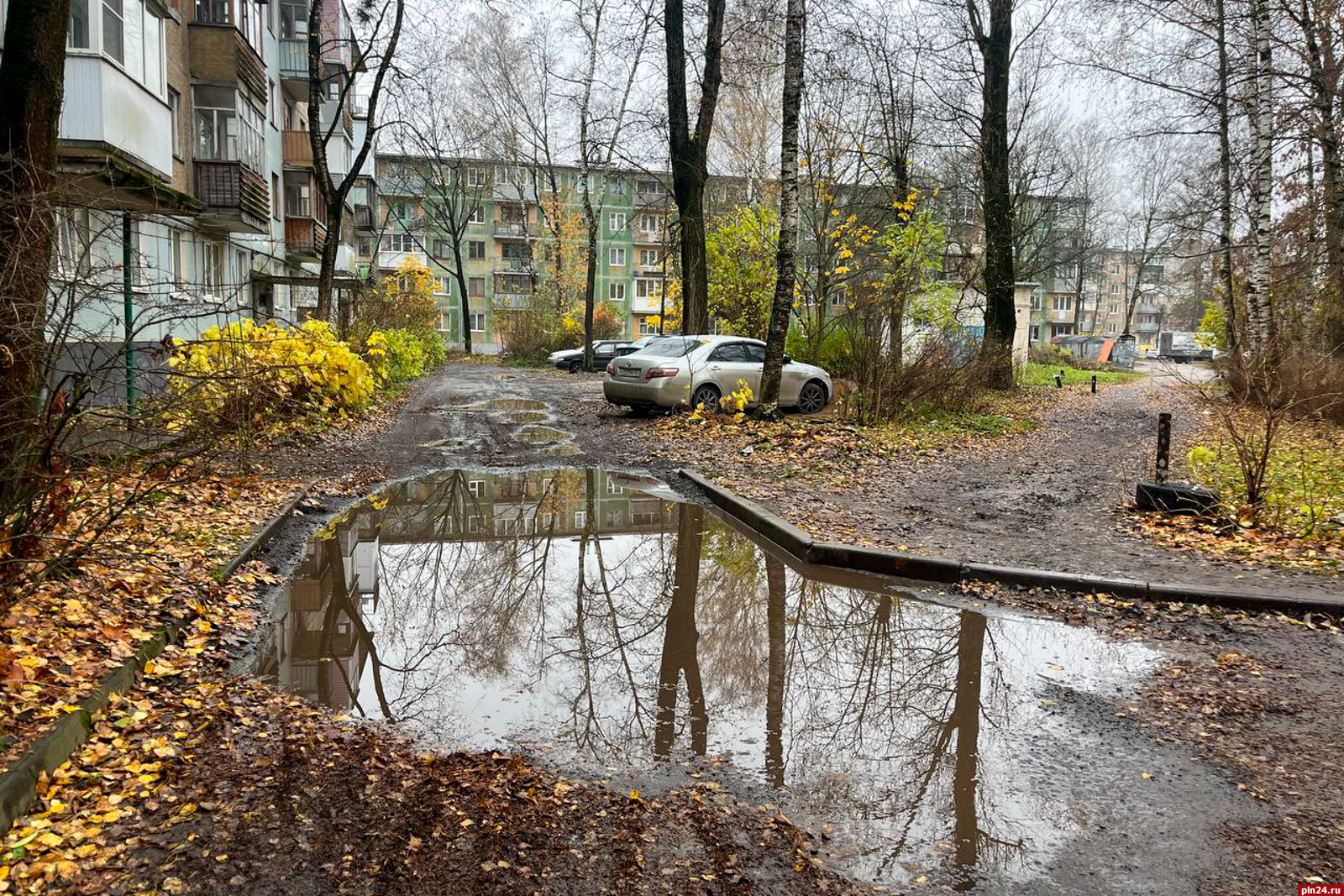Давно ли вы бывали на Луне? Псковичам подобные путешествия не требуются. Лунный ландшафт доступен для ознакомления во многих дворах города. В некоторых даже формируются собственные экосистемы, в которых вольготно себя чувствуют, казалось бы, дикие птицы - утки. Сердобольные псковичи их даже подкармливают.  Парковочные места в разных частях города также превратились в искусственные водоемы.   Подробнее с «лунным» ландшафтом псковских дворов можно ознакомиться в фоторепортаже Анны Тягуновой.