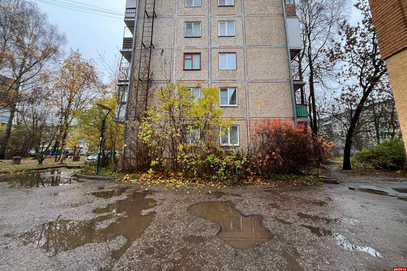 Давно ли вы бывали на Луне? Псковичам подобные путешествия не требуются. Лунный ландшафт доступен для ознакомления во многих дворах города. В некоторых даже формируются собственные экосистемы, в которых вольготно себя чувствуют, казалось бы, дикие птицы - утки. Сердобольные псковичи их даже подкармливают.  Парковочные места в разных частях города также превратились в искусственные водоемы.   Подробнее с «лунным» ландшафтом псковских дворов можно ознакомиться в фоторепортаже Анны Тягуновой.