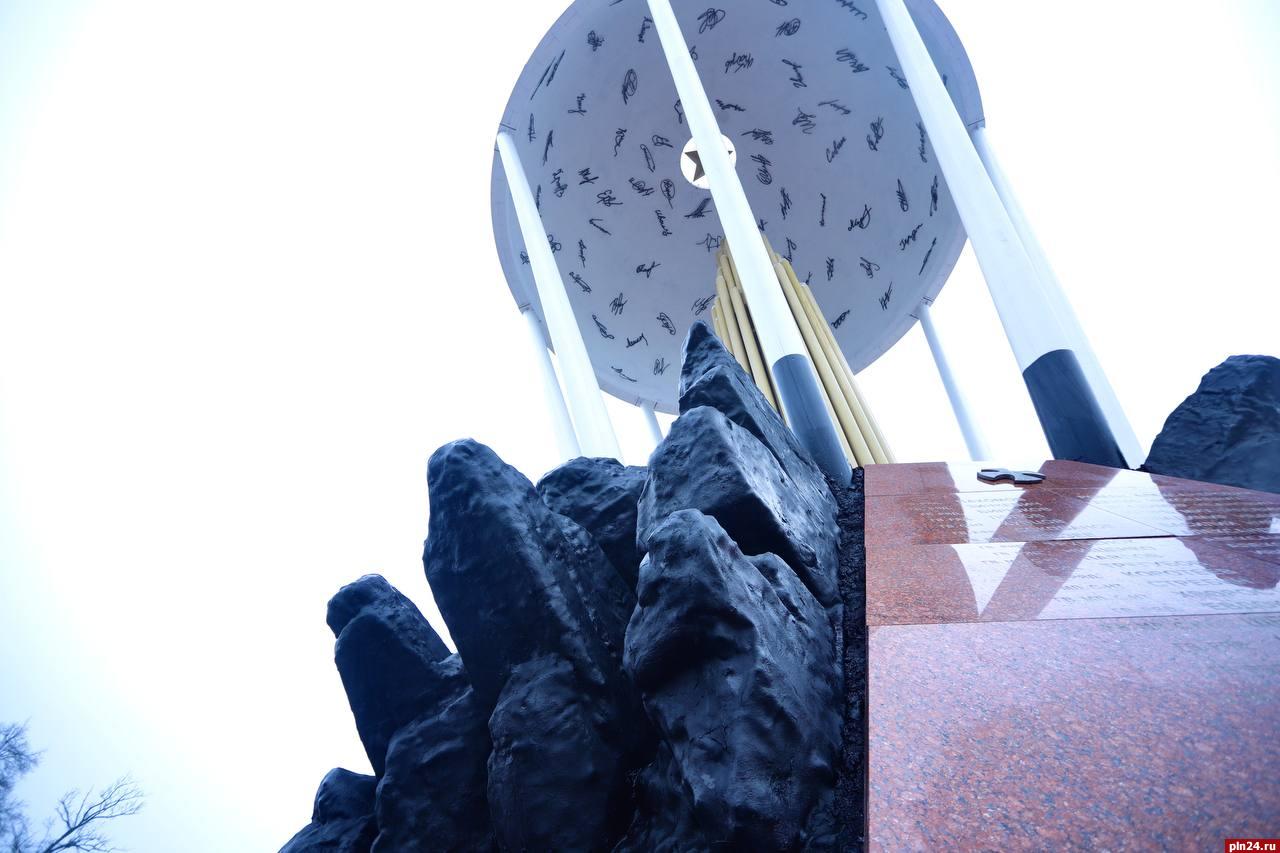Возложение цветов к памятнику «Купол» в деревне Череха 1 марта уже стало традиционным мероприятием, посвященным памяти военнослужащих 6-й парашютно-десантной роты 104-го гвардейского парашютно-десантного полка 76-й воздушно-десантной дивизии. В марте 2000 года десантники 6‑й роты роты 76-й дивизии под командованием подполковника Марка Евтюхина вступили в неравный бой с боевиками Хаттаба* под Улус-Кертом в Аргунском ущелье Чечни. 90 бойцов предотвратили прорыв 2,5 тысячи членов незаконных бандформирований, уничтожив 700 из них. За проявленный героизм 22 военнослужащим было присвоено звание Героя России, 69 солдат и офицеров награждены орденами Мужества, 63 из них – посмертно. В этом году почтить память воинов приехали официальные лица как страны, так и области. *внесен в перечень террористов и экстремистов Росфинмониторинга 
