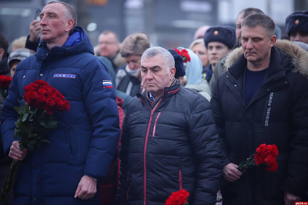 Возложение цветов к памятнику «Купол» в деревне Череха 1 марта уже стало традиционным мероприятием, посвященным памяти военнослужащих 6-й парашютно-десантной роты 104-го гвардейского парашютно-десантного полка 76-й воздушно-десантной дивизии. В марте 2000 года десантники 6‑й роты роты 76-й дивизии под командованием подполковника Марка Евтюхина вступили в неравный бой с боевиками Хаттаба* под Улус-Кертом в Аргунском ущелье Чечни. 90 бойцов предотвратили прорыв 2,5 тысячи членов незаконных бандформирований, уничтожив 700 из них. За проявленный героизм 22 военнослужащим было присвоено звание Героя России, 69 солдат и офицеров награждены орденами Мужества, 63 из них – посмертно. В этом году почтить память воинов приехали официальные лица как страны, так и области. *внесен в перечень террористов и экстремистов Росфинмониторинга 
