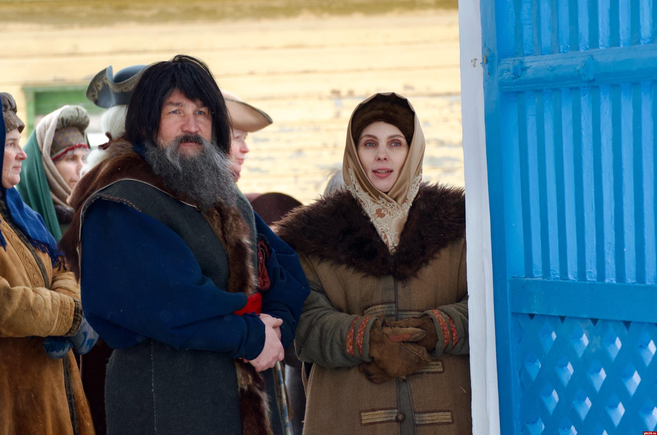 В Печорском и Пушкиногорском округах проходят съёмки сериала «Капитанская дочка» по мотивам одноимённой повести Александра Пушкина, они продлятся полгода. Для сериала построили целую деревню и шьют исторические костюмы. Главные роли в картине исполняют Олег Савостюк, Евгения Леонова,Евгений Ткачук, Егор Корешков, Фёдор Добронравов и Антон Лапенко. Над производством сериала работает ON Студия при участии кинокомпании Star Media, телеканала «Россия» и при поддержке Института развития интернета (АНО «ИРИ»). Премьерный показ сериала состоится в онлайн-кинотеатре «КИОН», входящем в экосистему МТС. Позднее состоится телепремьера на телеканале «Россия». Подробнее о съёмках – в фоторепортаже Константина Красильникова. 