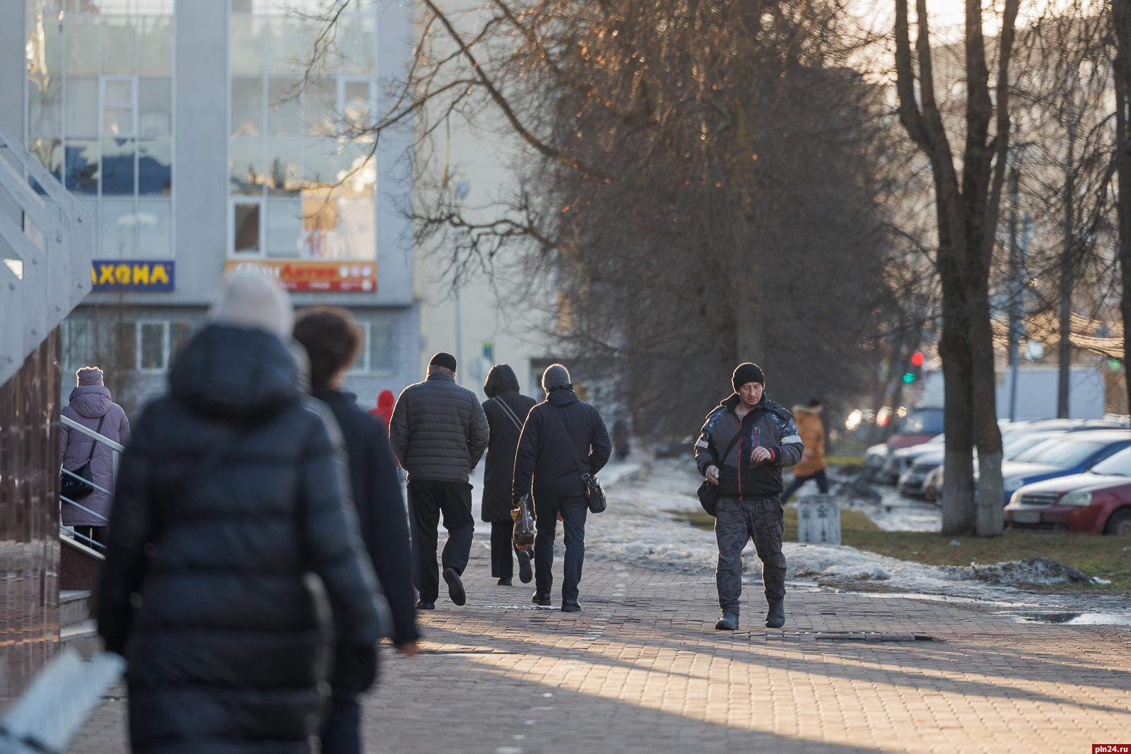 С первыми мартовскими лучами город словно выдыхает — заканчивается долгая холодная зима с ее серыми днями. Снег стремительно тает, уступая место первым проталинам, и воздух наполняется тем особым мартовским ароматом — влажным, свежим и обещающим тепло.  И хотя синоптики еще грозят возвратом холодов, псковичи уже ловят первые теплые лучи с особой нежностью, словно стряхивая с себя остатки долгого зимнего сна. Шапки, шарфы и варежки вот-вот сложат свои полномочия, а река Великая с хрустом пробуждается ото льда. Солнце согревает не только землю, но и душу, даря ощущение скорых и радостных перемен.  Подробнее о приходе весны — в фоторепортаже Анны Тягуновой.